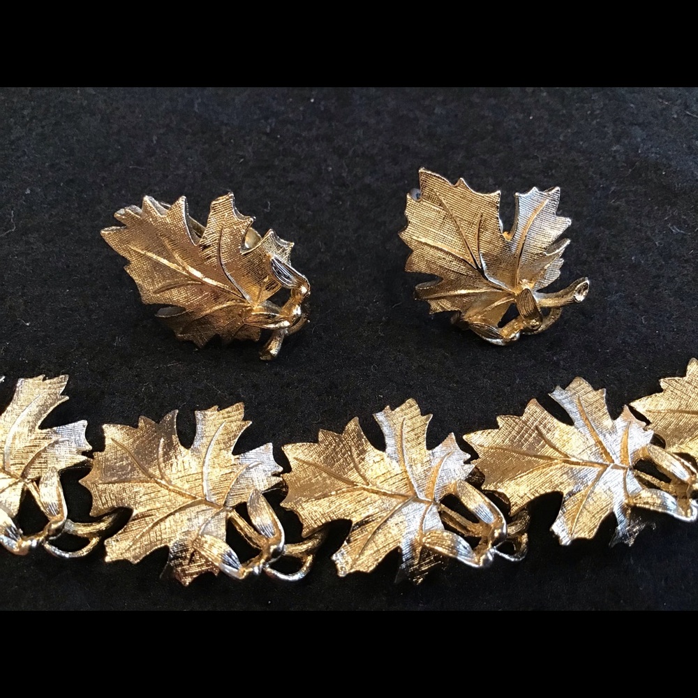 VINTAGE LISNER ESTATE GOLD LEAF BRACELET & EARRING SET